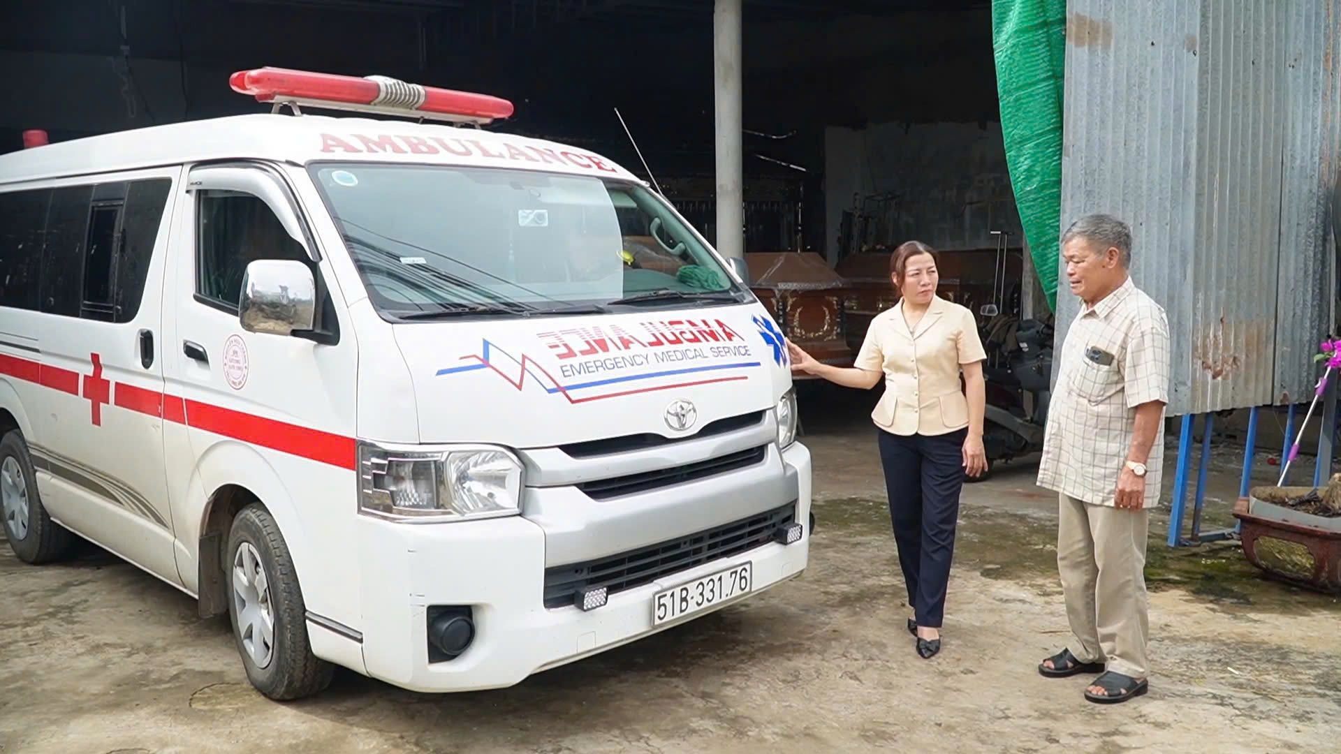 Người cựu chiến binh vừa lo “nghĩa tận” cho người đã khuất, vừa hết lòng giúp đỡ người đang sống