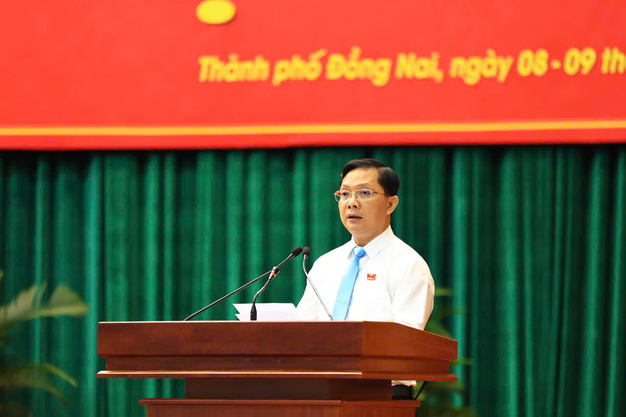 Ông Hà Anh Dũng - UVBTV, Phó Chủ tịch thường trực Ủy ban MTTQ Việt Nam thành phố phát biểu tại kỳ họp thứ 3 HĐND thành phố khoá I