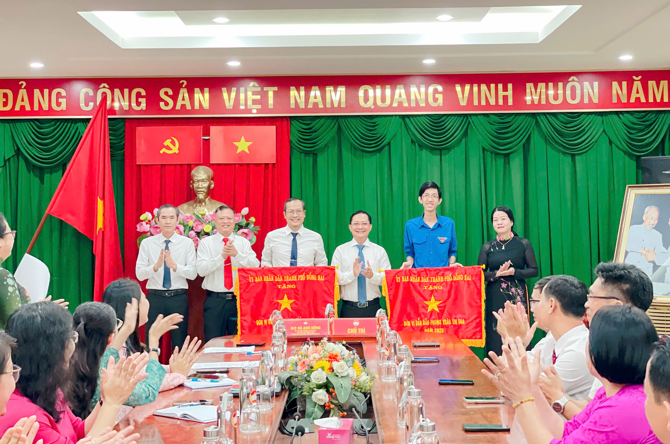 Ủy ban nhân dân thành phố Đồng Nai tặng Cờ thi đua xuất sắc cho 02 ban chuyên môn thuộc Cơ quan Ủy ban MTTQ Việt Nam thành phố