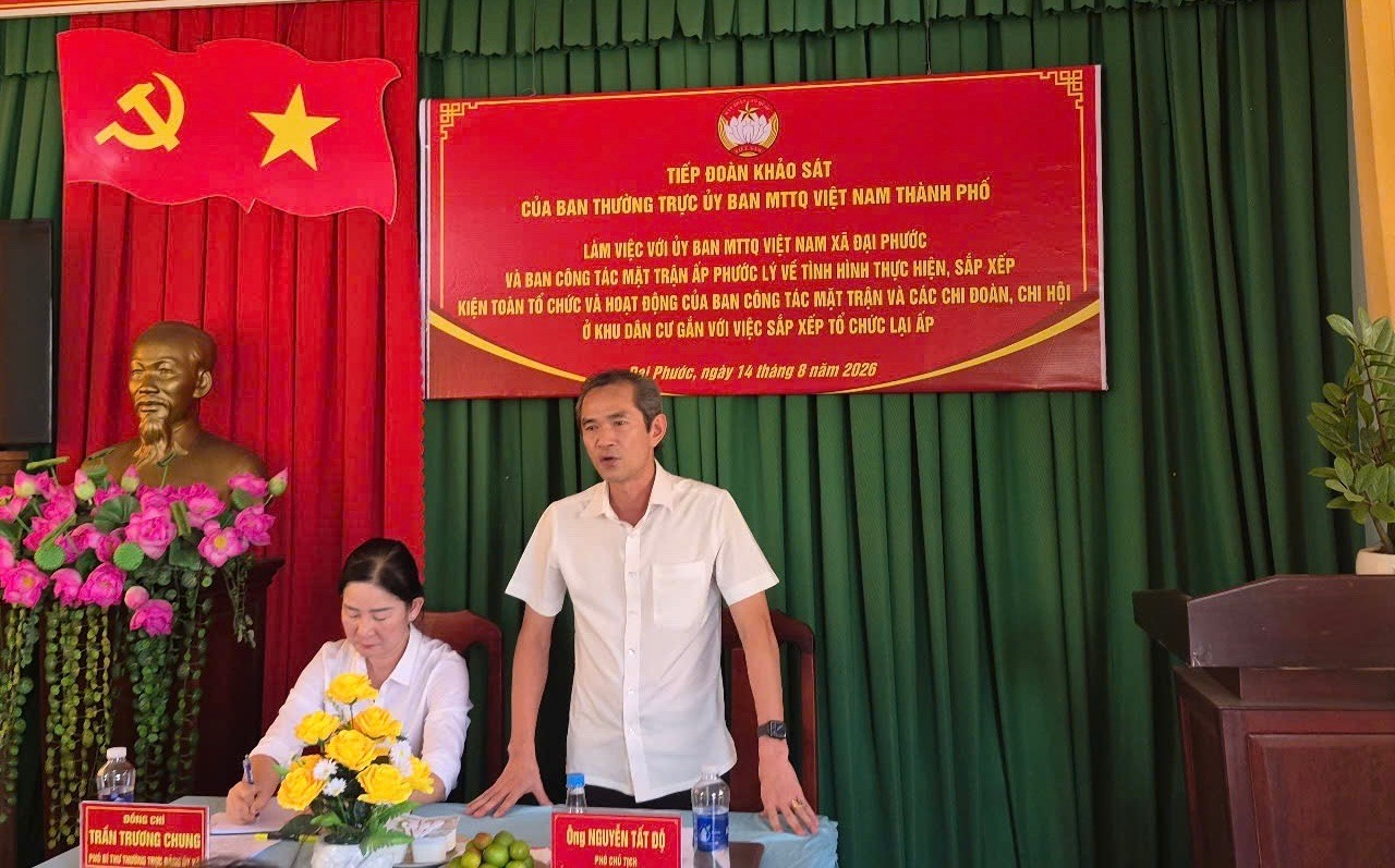 Đồng chí Nguyễn Tất Độ khảo sát việc sắp xếp, hoạt động của Ban Công tác Mặt trận ở khu dân cư tại xã Đại Phước