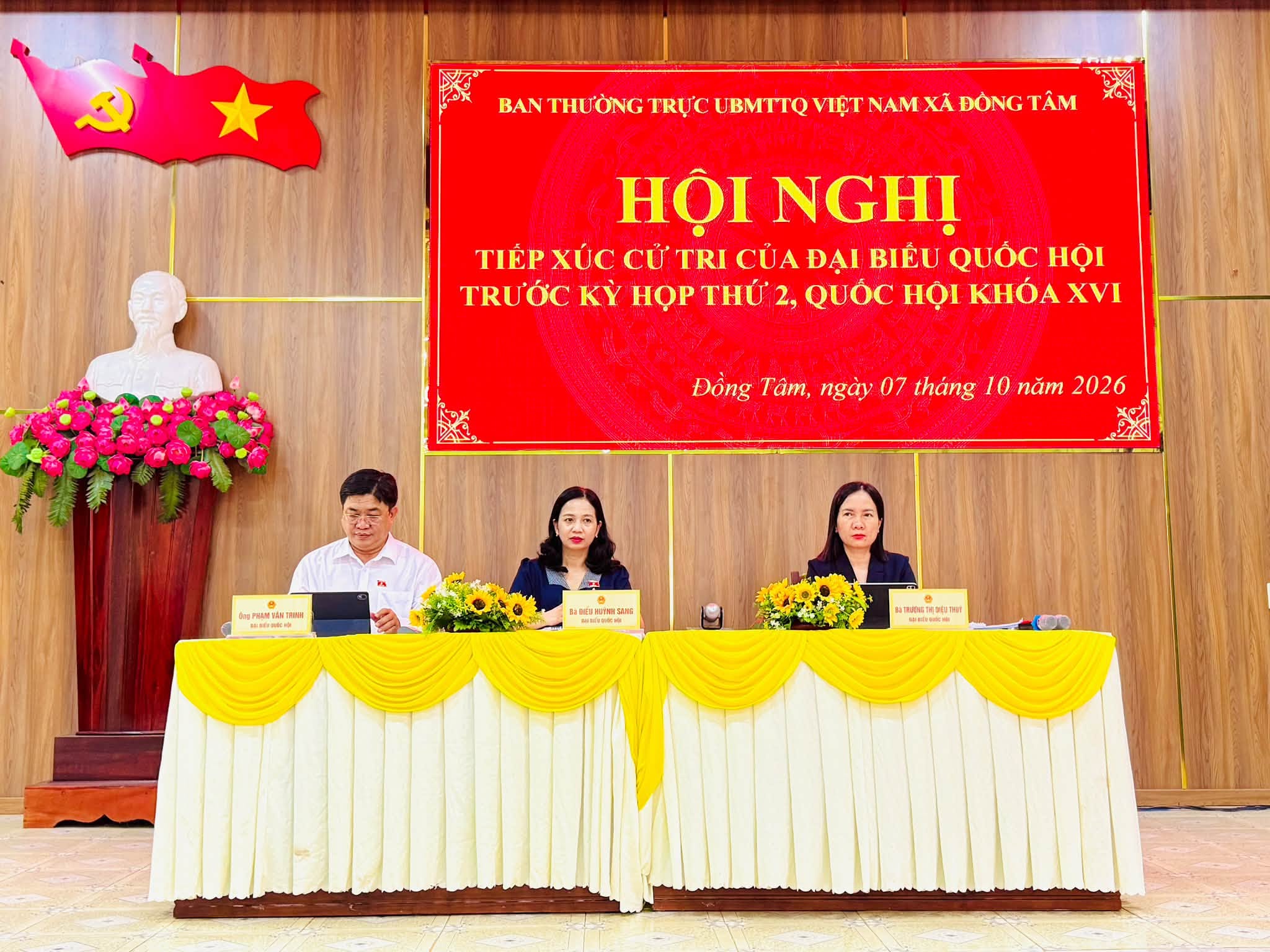Các đại biểu tiếp xúc cử tri