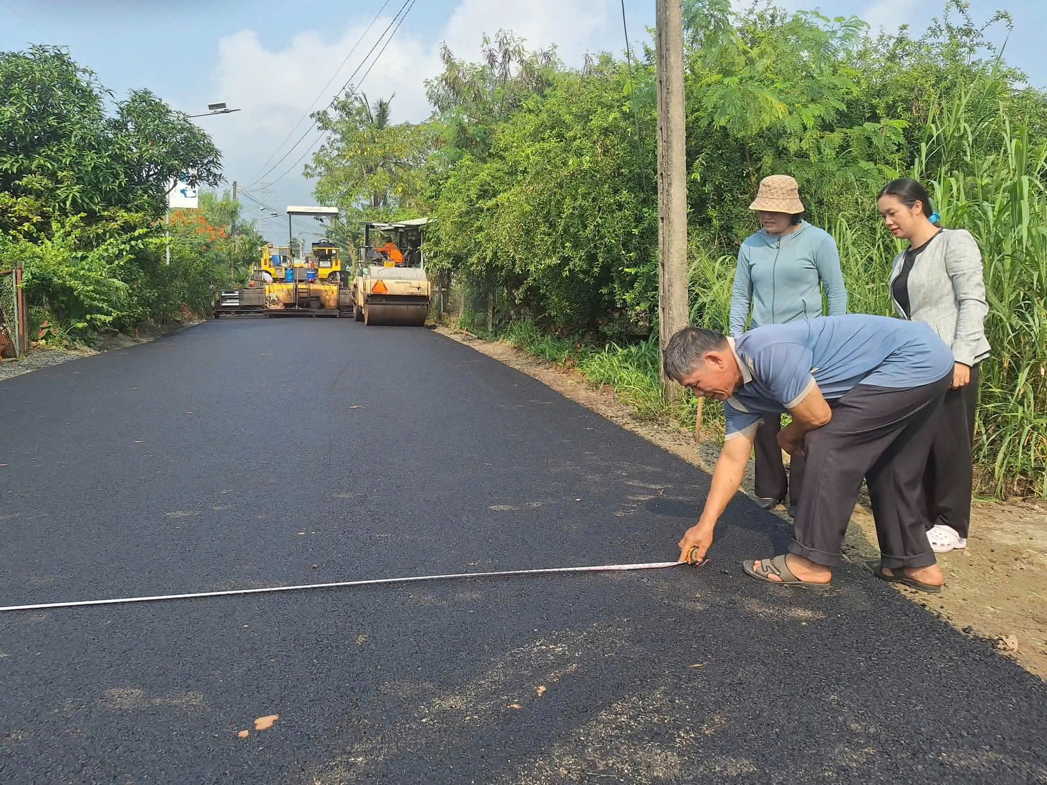 Ban giám sát đầu tư của cộng đồng phường Xuân Lộc giám sát đường giao thông trên địa bàn phường